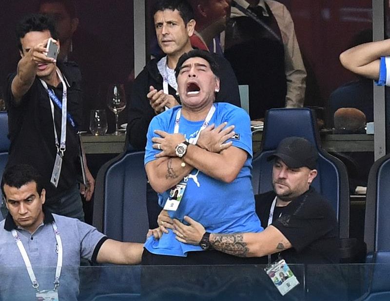 Maradona saludando al público